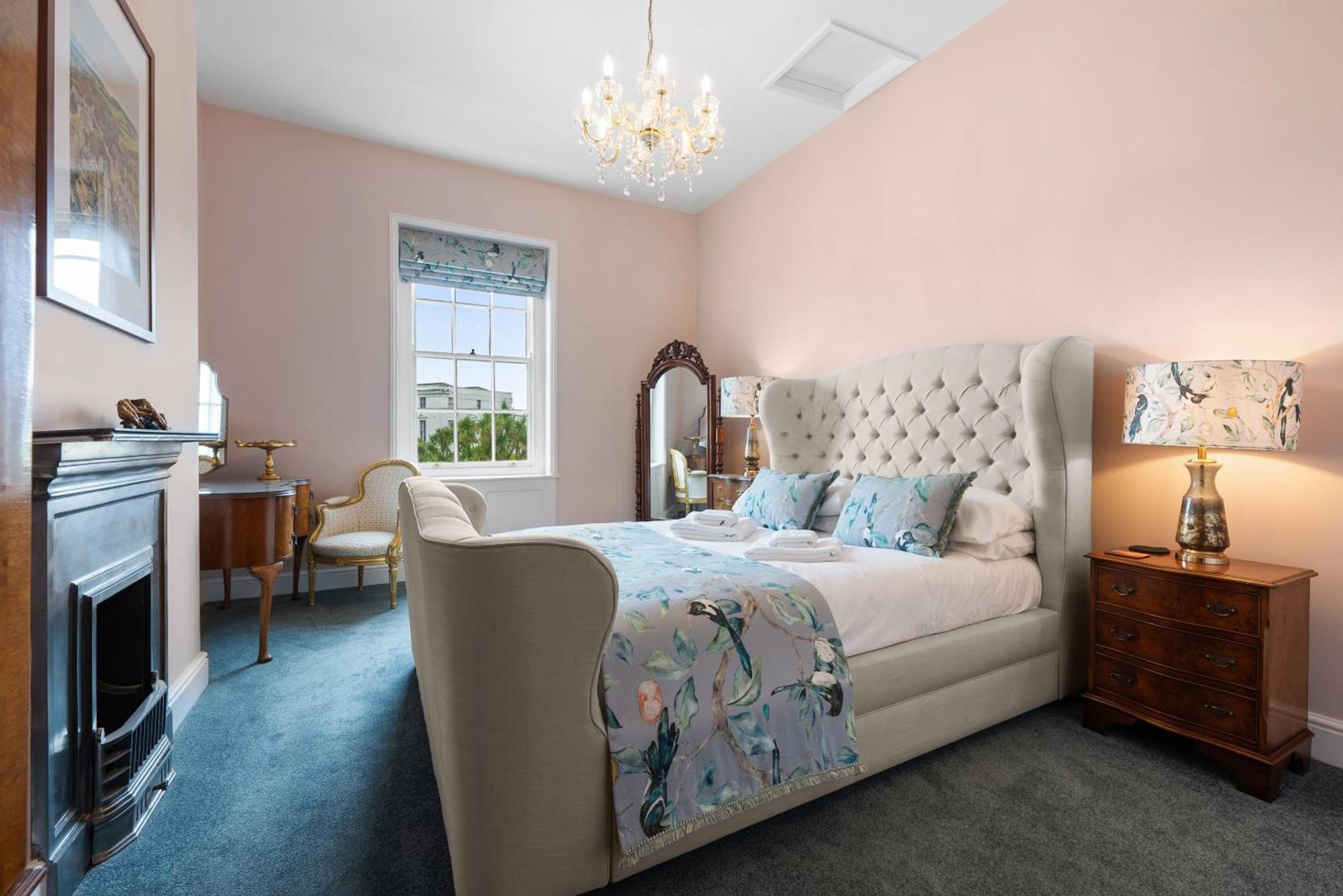 Apartment Luxury Georgian Home, Hot Tub, Sea View, Private Garden, Sleeps 6 Bognor Regis