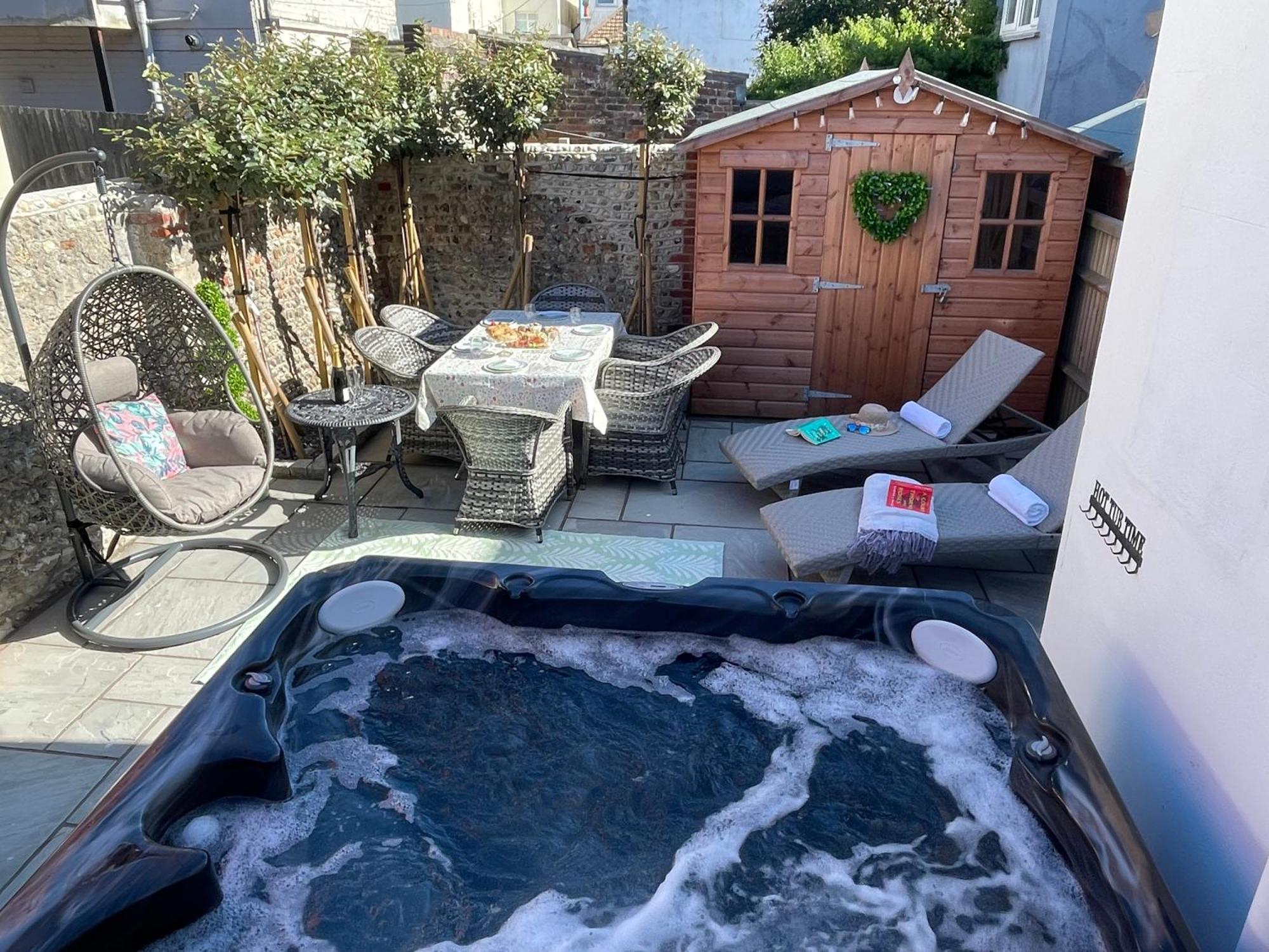 Luxury Georgian Home, Hot Tub, Sea View, Private Garden, Sleeps 6 Apartment